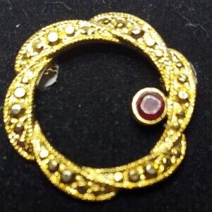 Vintage metal goldtone Pin Wreathe shaped with Garnet stone 1 1/4"